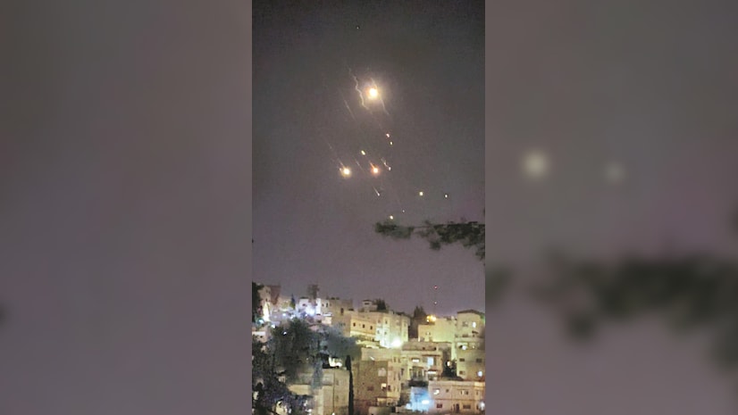 Objects seen in the sky over Israel from Amman in Jordan, after Iran unleashed a drone and missile attack  | Photo: REUTERS