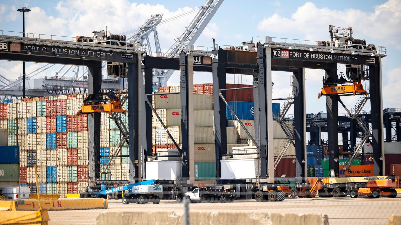 Dockworkers' union suspends strike until Jan. 15 to allow time to negotiate new contract