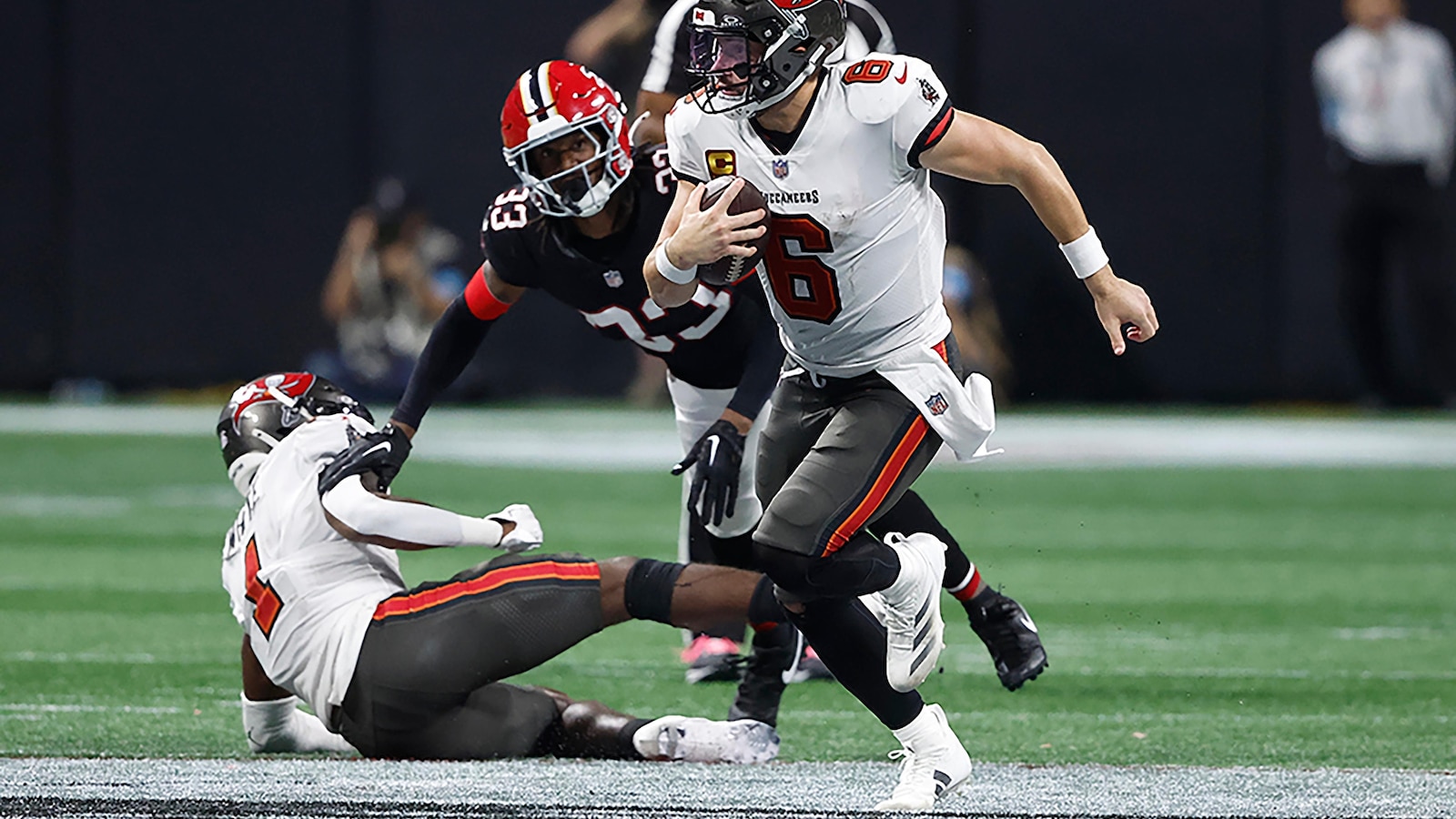 NFL's Buccaneers relocating ahead of hurricane to practice for Sunday's game at New Orleans